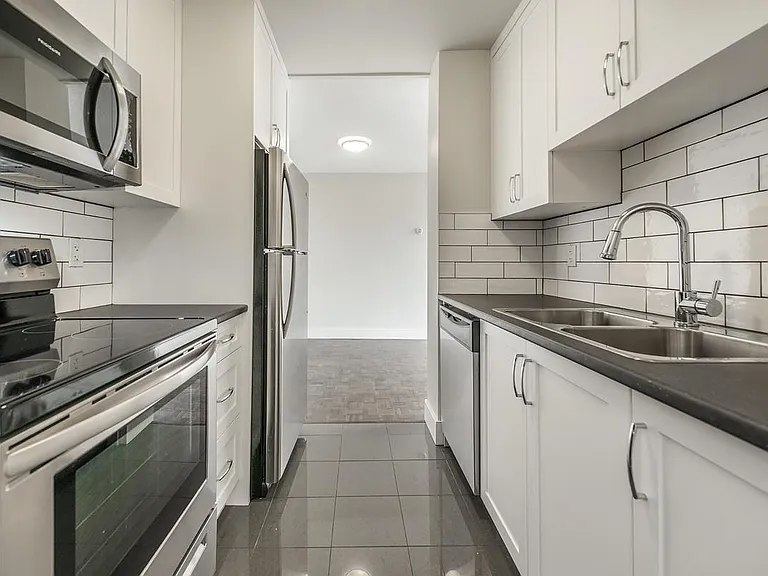 350 Douglas St — Photo 65