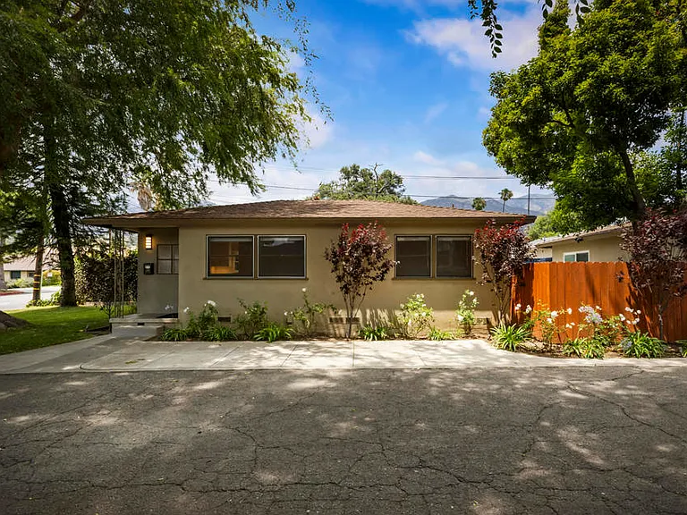 420 Violet Ave — Photo 2