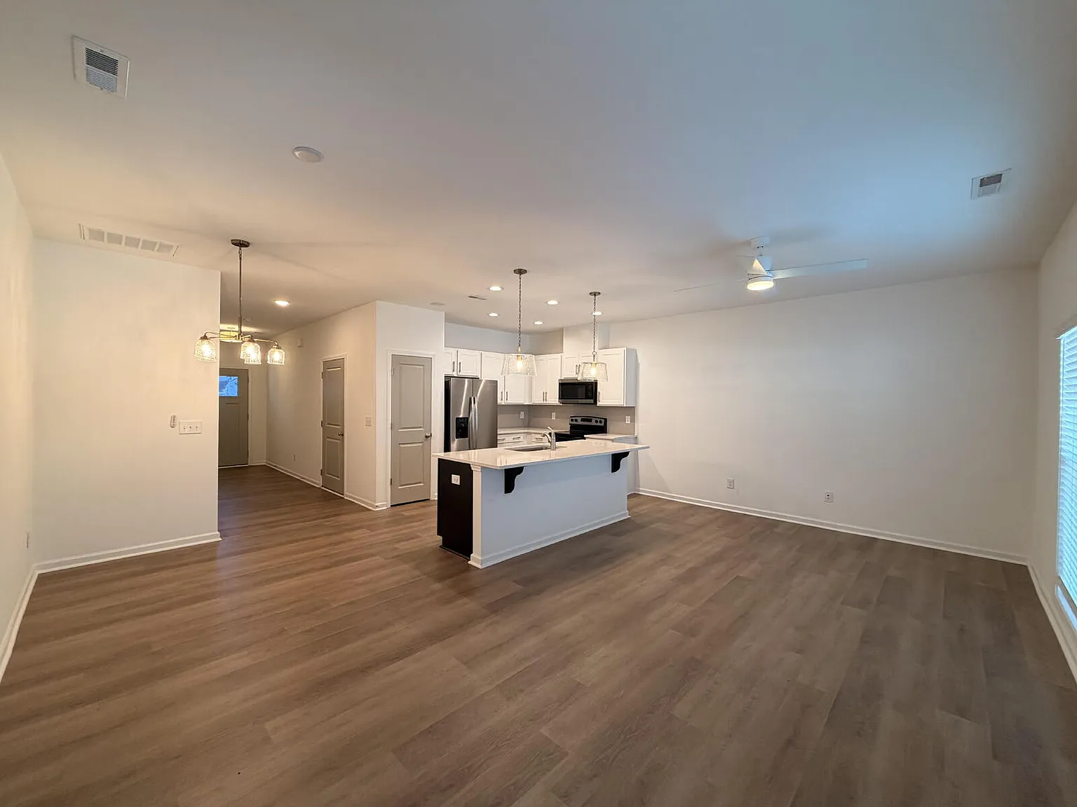 3 bed, 2.5 bath, 1555 sqft, $1,895 — Photo 2