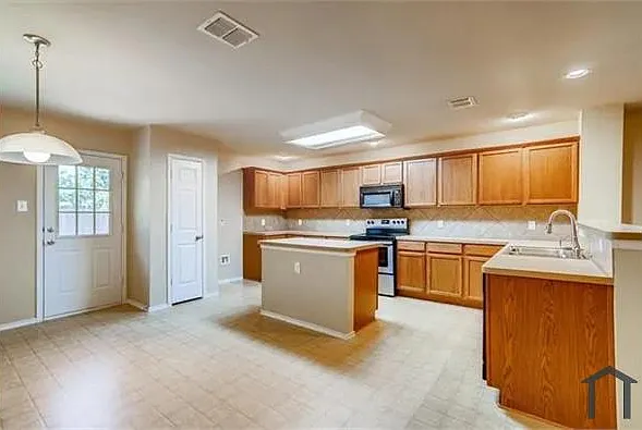 3 bed, 2085 sqft, $2,850 — Photo 3