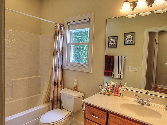 3rd image of 116 English Ivy Ln