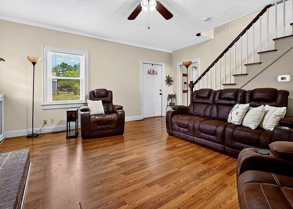 1st image of 304 N Oak Ln