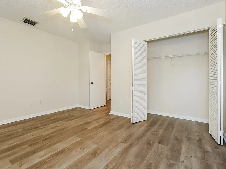 304 Lakeview Dr E — Photo 13
