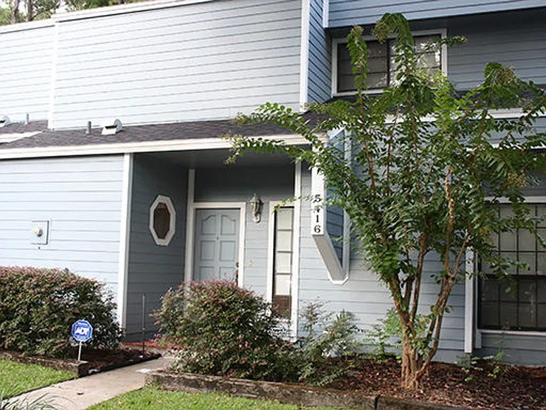 5416 NW 9th Ln — Photo 2