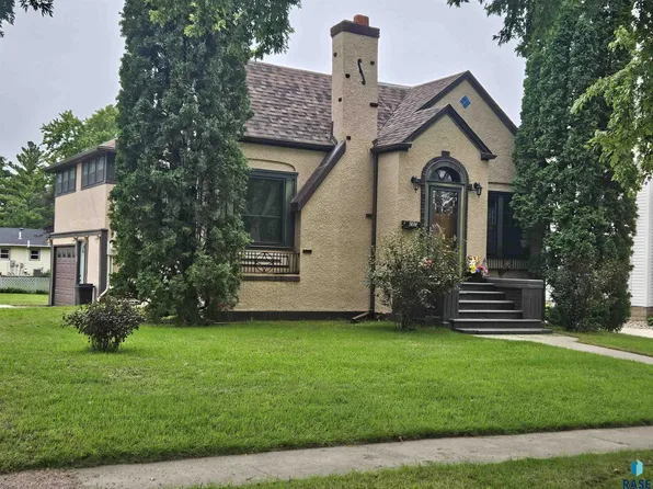 207 W Spruce St, Beresford, SD 57004