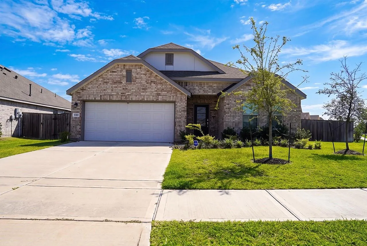 4 bed, 3.0 bath, 2343 sqft, $2,600 — Photo 1