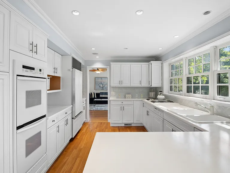 37 Beach Ln — Photo 8