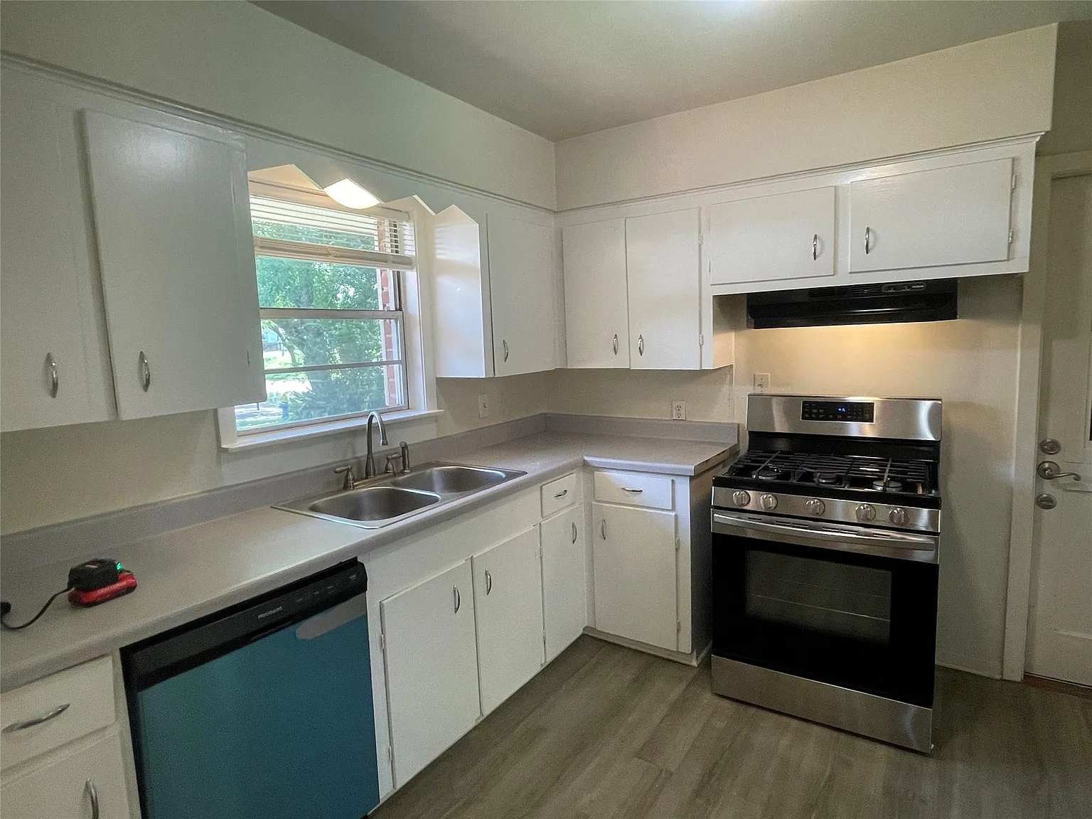 3 bed, 2.0 bath, 1421 sqft, $1,985 — Photo 2