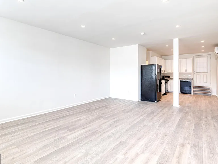 714 S Broadway — Photo 14