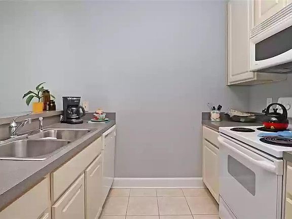 2nd image of 1226 Roycroft Ave #1226B