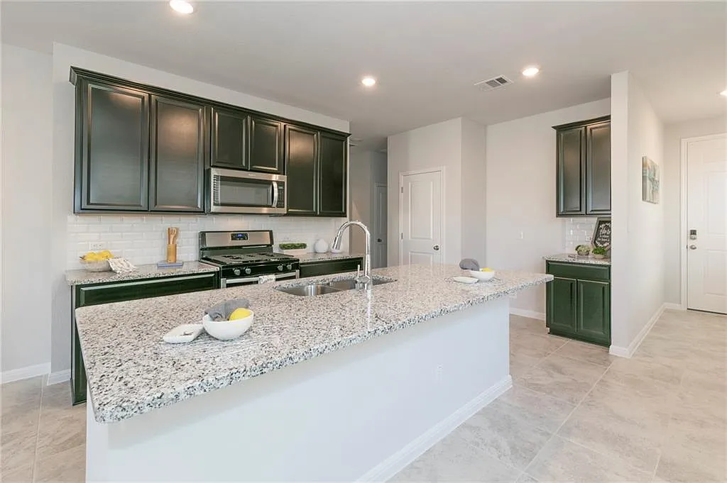 4 bed, 2.0 bath, 1543 sqft, $2,200 — Photo 3