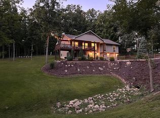 8955 Hickory Hollow Ct, Dubuque, IA 52003