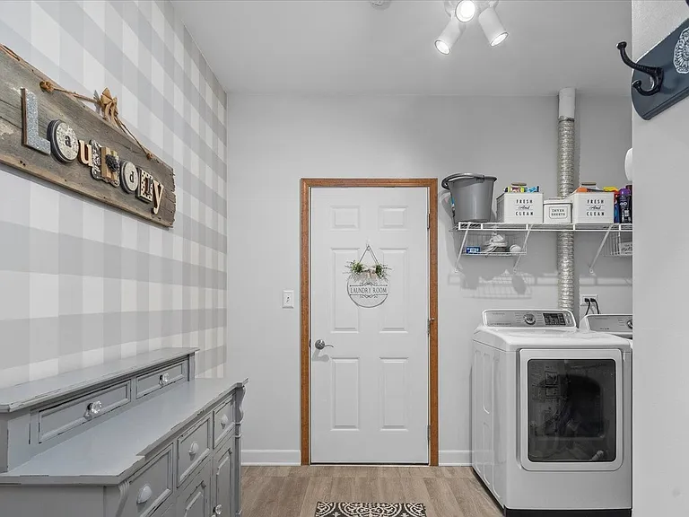 2437 Oneida Ln — Photo 14