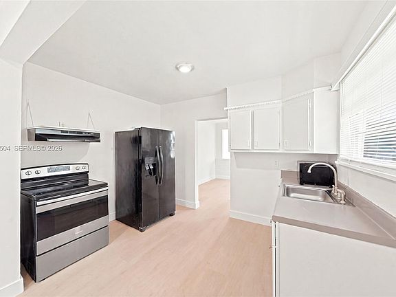 3rd image of 121 NE 56th St #1