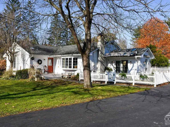 123 Schoolhouse Rd, Stuyvesant, NY 12173