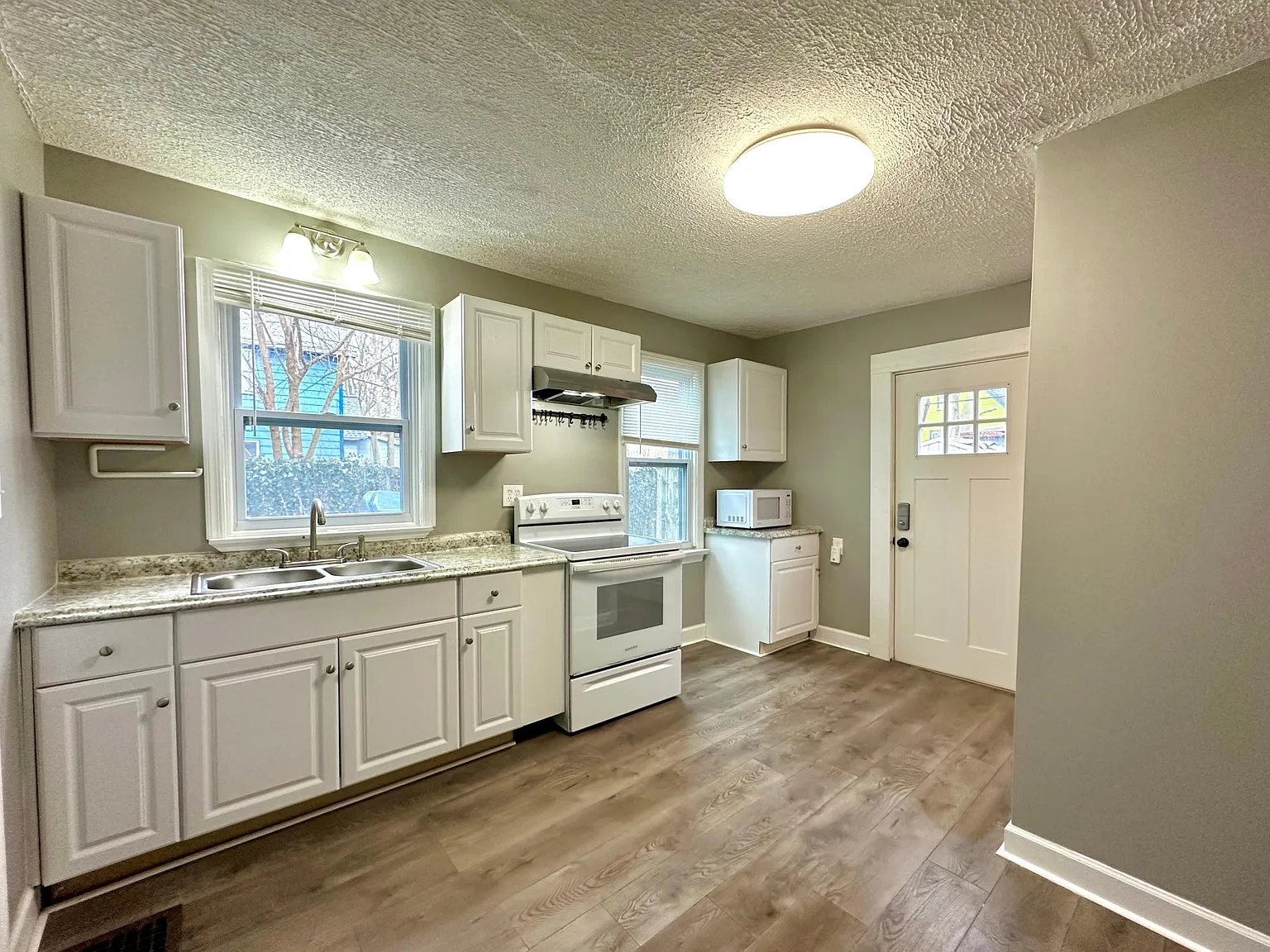 5 bed, 1600 sqft, $2,200 — Photo 2