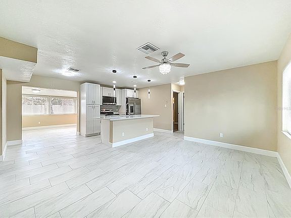 4th image of 4052 Castlegate Dr