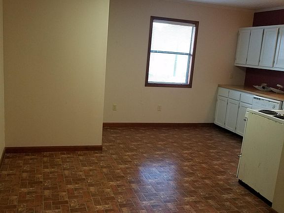 5th image of 613 Willow St