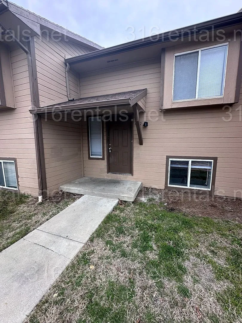 $895 - 2 bed 1.5 bath beautiful bi-level apartment — Photo 2