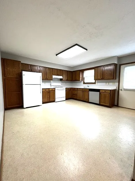 1195 / 142 E Lincoln Hwy, Waterman - 3 — Photo 3