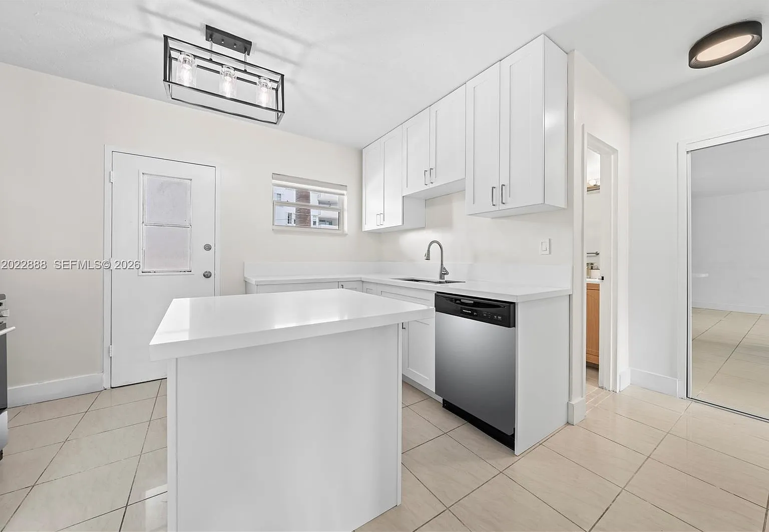 Lincoln Towers Condo — Photo 4