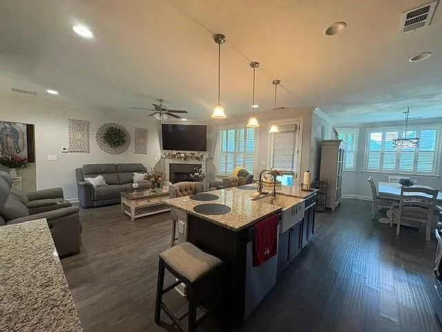 5 bed, 3.0 bath, 2599 sqft, $2,900 — Photo 2