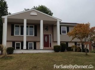 10 Birchwood Ct, Douglassville, PA 19518