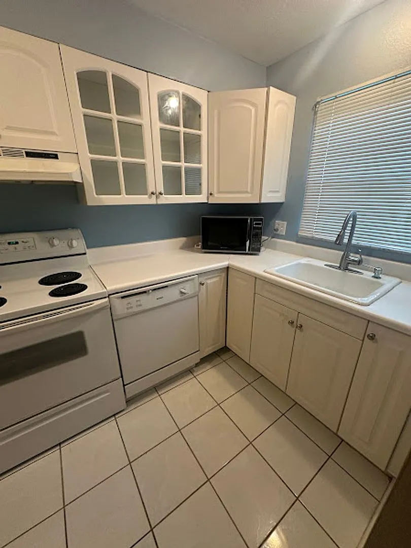 Townhome in Tallwood Oaks — Photo 2