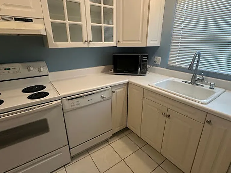 621 W Indiana Ave #16 — Photo 2