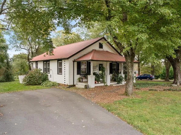 127 Vogler Dr, Winston Salem, NC 27107