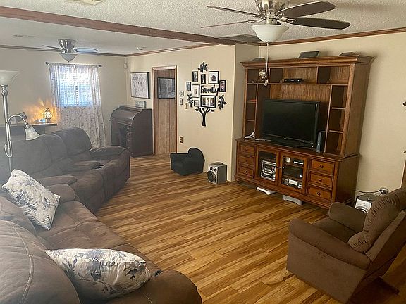 2nd image of 833 E Avenue R
