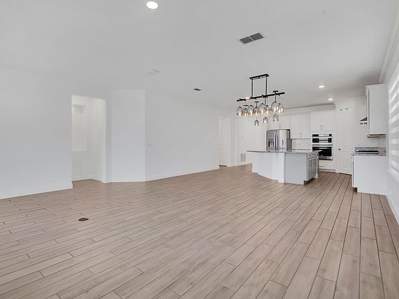 5th image of 8318 Vivaro Isle Way