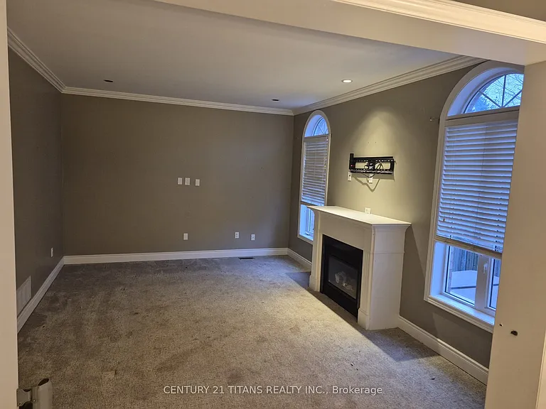 170 Tawny Cres — Photo 8