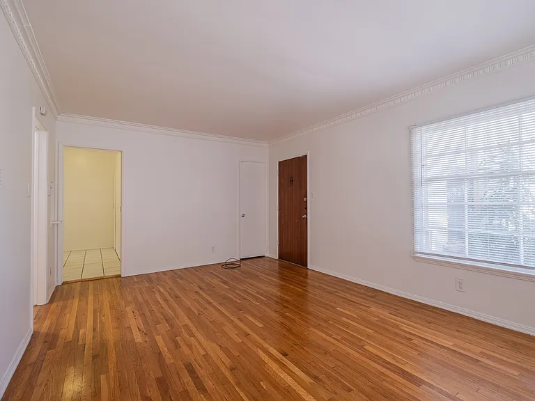756 S Plymouth Blvd #6 — Photo 5