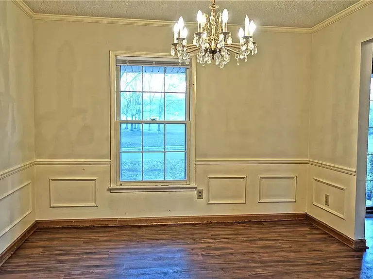 Dining Room: 11ft x 12 ft