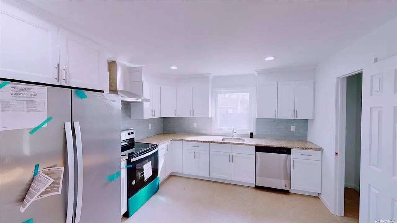 Minerva Ln, Centereach — Photo 2