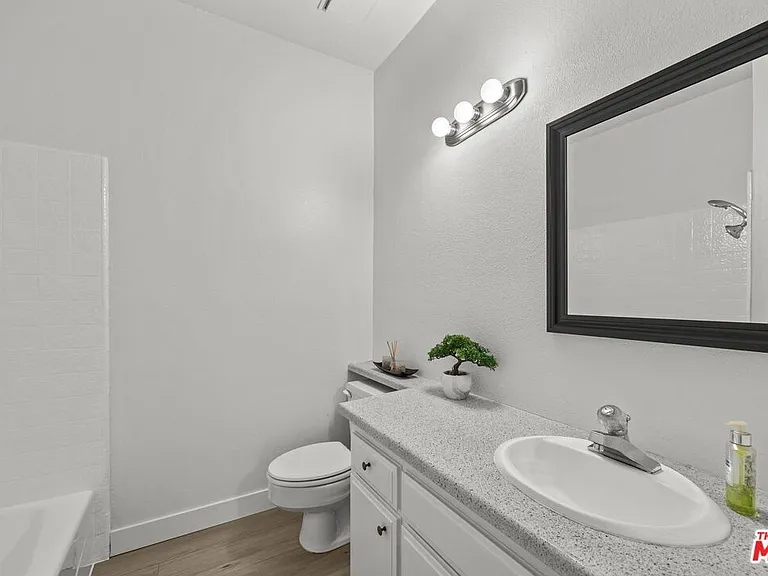 2522 W Macarthur Blvd #D — Photo 17
