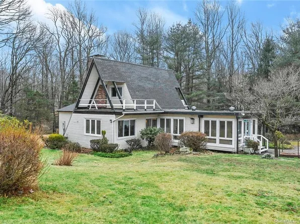 15 Robindale Drive, Prospect, CT 06712