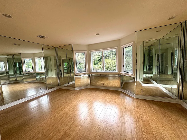 2334 Benedict Canyon Dr — Photo 35