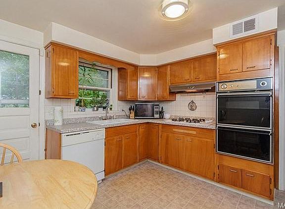 3rd image of 5569 Norway Dr
