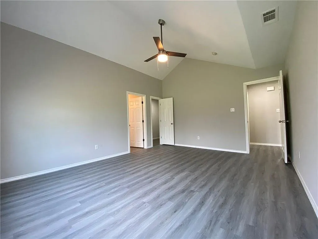 3 bed, 2.0 bath, 1417 sqft, $1,800 — Photo 4