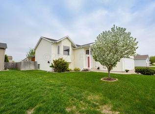1562 Baywood Dr, West Fargo, ND 58078