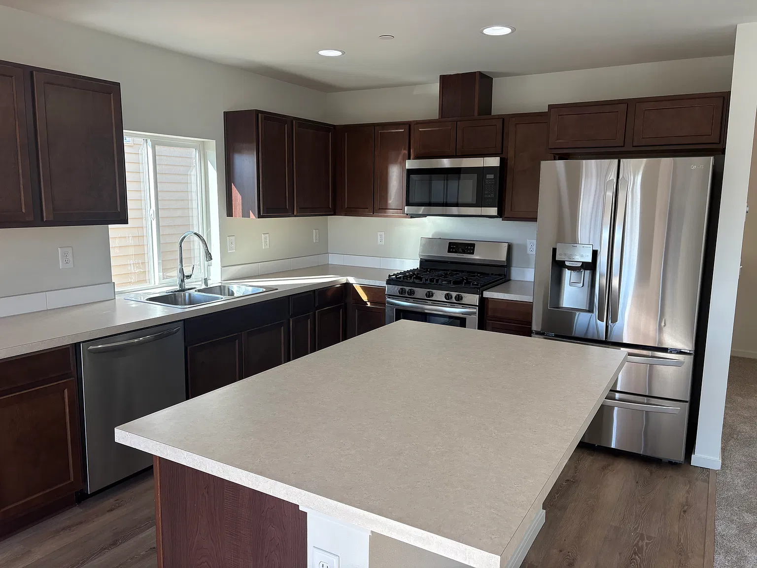 3 bed, 2154 sqft, $3,200 — Photo 4