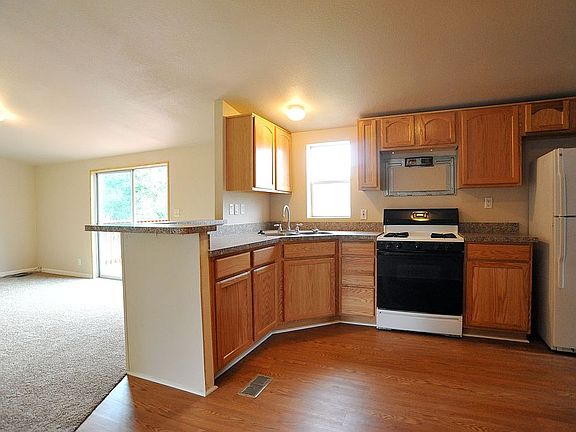 Large Kitchen with a bar