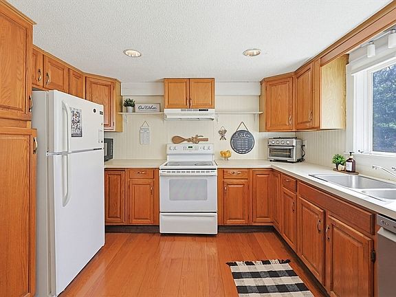 3rd image of 6 Hillside Rd