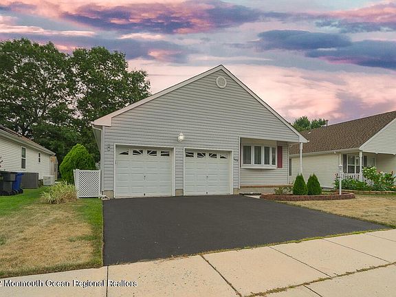 3rd image of 1449 Petunia Way S