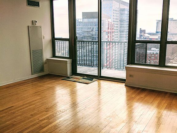 5th image of 1717 S Prairie Ave APT 2209