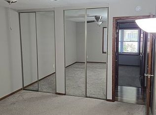 5518 Oakbrook Rd, Davenport, IA 52806