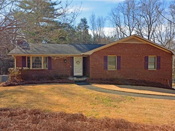 1230 Morning Star Ln, Winston Salem, NC 27107
