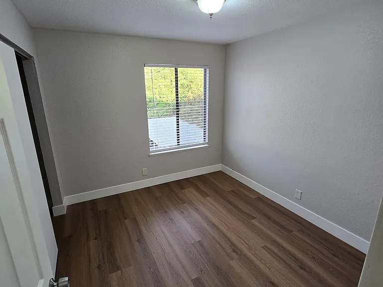 1117 W Swain Rd #18 — Photo 4